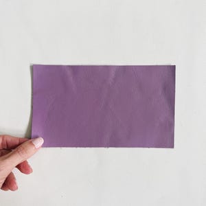 Foglio di pelle viola, pelle bovina colorata, pelle autentica liscia e flessibile, pelle per indumenti da 2 oz, dimensioni 4 x 7 pollici / 12 x 19 cm