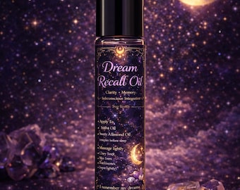 Puede incluir: Una botella de vidrio de Dream Recall Oil con tapa negra, sobre un fondo púrpura estrellado. La etiqueta incluye texto sobre claridad, memoria e integración subconsciente. La botella está rodeada de cristales y una luna creciente.