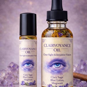 Puede incluir: Dos botellas de aceite Clairvoyance, una con aplicador de bola y otra con cuentagotas. Las etiquetas muestran un diseño de ojo azul y el texto "Clear Sight & Intuitive Vision". Se enumeran los ingredientes.
