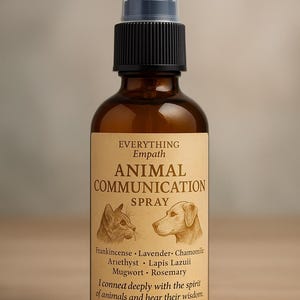 Puede incluir: Una botella de spray de vidrio marrón con una tapa negra y una etiqueta que dice "ANIMAL COMMUNICATION SPRAY". La etiqueta presenta ilustraciones de un gato y un perro, con el texto "EVERYTHING EMPATH."