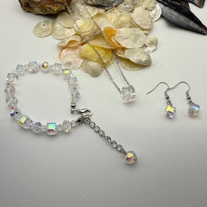 Conjunto de joyas de cristal de plata esterlina, collar, pulsera y pendientes con forma de cubo iridiscente. imagen 2
