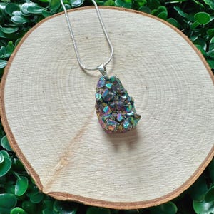 Colar com pingente de pedra bruta de quartzo Aura - Corrente de prata esterlina, joia de cristal exclusiva, presente boho chique para ela