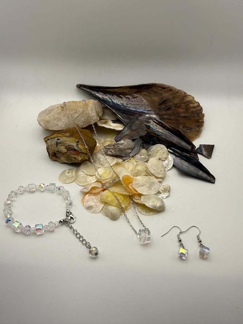 Conjunto de joyas de cristal de plata esterlina, collar, pulsera y pendientes con forma de cubo iridiscente. imagen 7
