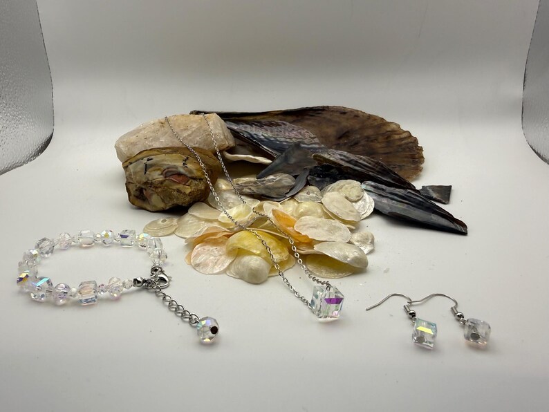 Conjunto de joyas de cristal de plata esterlina, collar, pulsera y pendientes con forma de cubo iridiscente. imagen 5