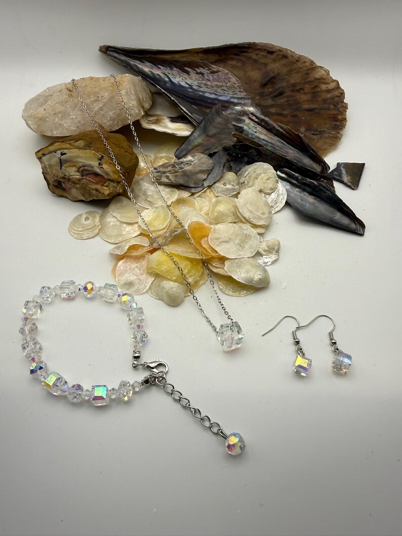 Conjunto de joyas de cristal de plata esterlina, collar, pulsera y pendientes con forma de cubo iridiscente. imagen 2