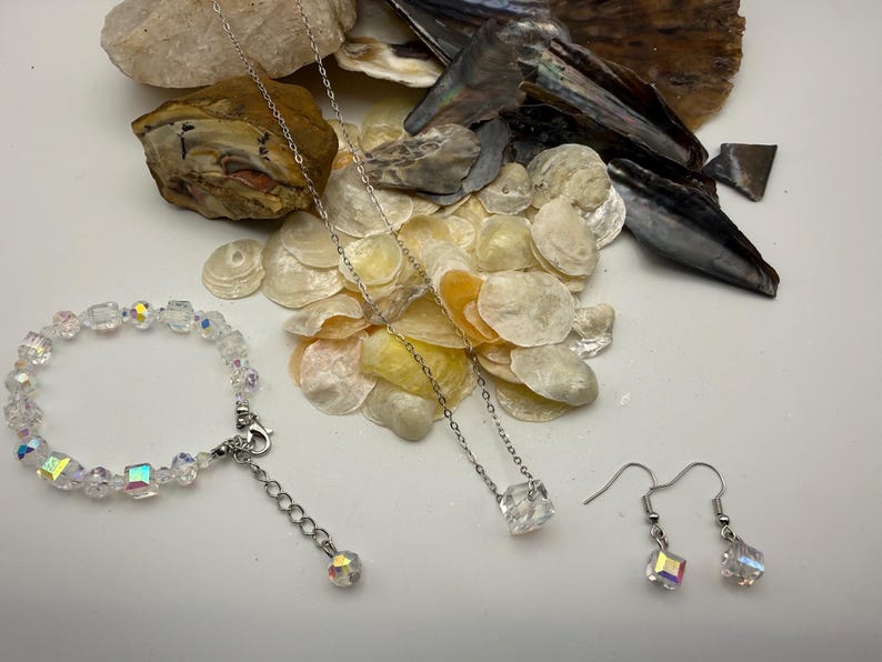 Conjunto de joyas de cristal de plata esterlina, collar, pulsera y pendientes con forma de cubo iridiscente. imagen 9
