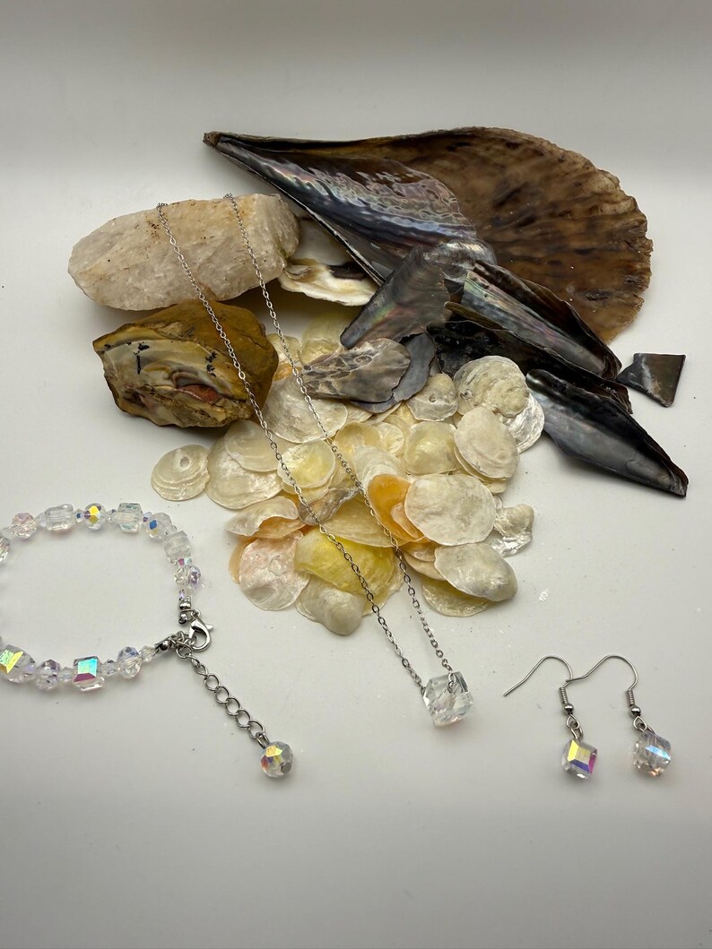 Conjunto de joyas de cristal de plata esterlina, collar, pulsera y pendientes con forma de cubo iridiscente. imagen 6