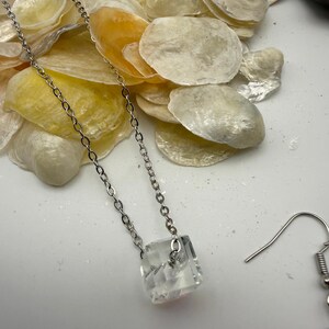 Conjunto de joyas de cristal de plata esterlina, collar, pulsera y pendientes con forma de cubo iridiscente. imagen 8