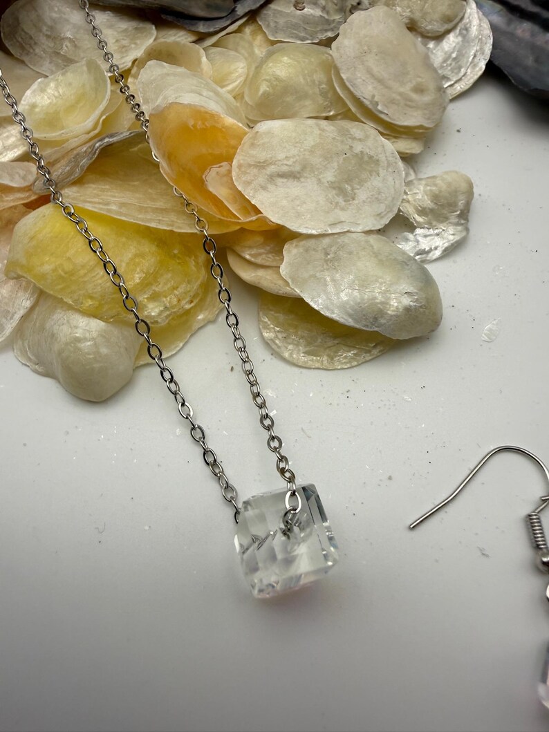 Conjunto de joyas de cristal de plata esterlina, collar, pulsera y pendientes con forma de cubo iridiscente. imagen 8