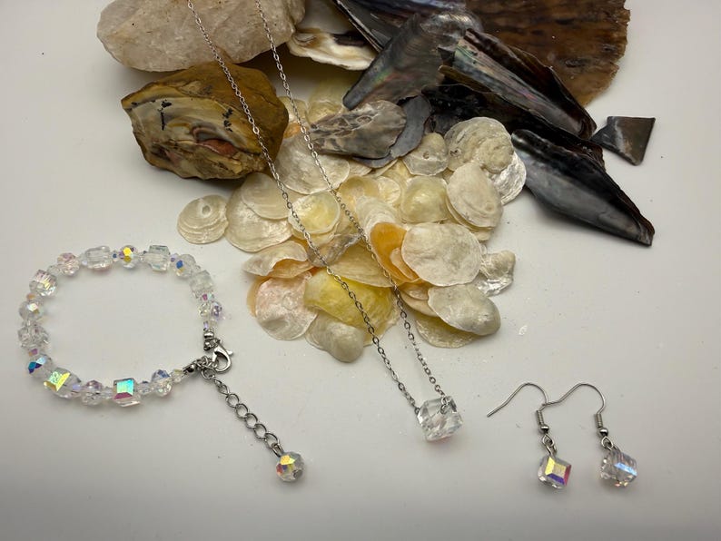 Conjunto de joyas de cristal de plata esterlina, collar, pulsera y pendientes con forma de cubo iridiscente. imagen 10