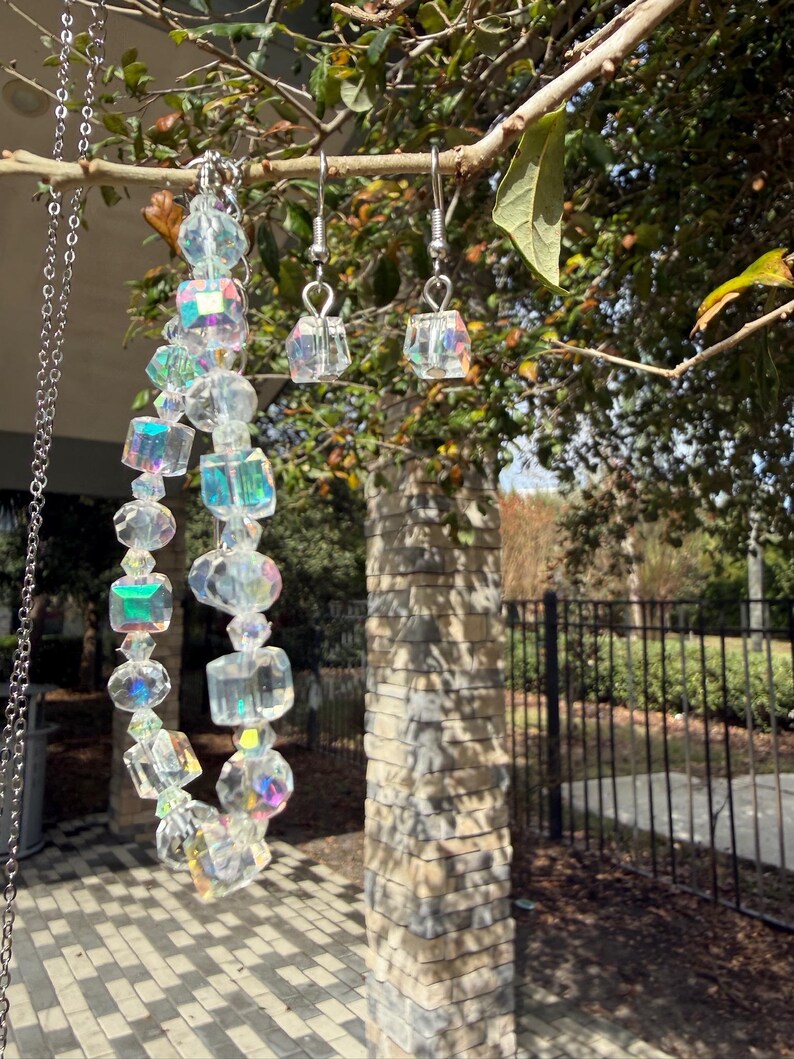 Conjunto de joyas de cristal de plata esterlina, collar, pulsera y pendientes con forma de cubo iridiscente. imagen 15