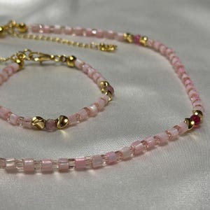 Handgefertigtes Schmuckset aus rosa Glasperlen – Halskette (43+5 cm), Armband (17+4 cm), Ohrringe | Elegantes & Einzigartiges Geschenk