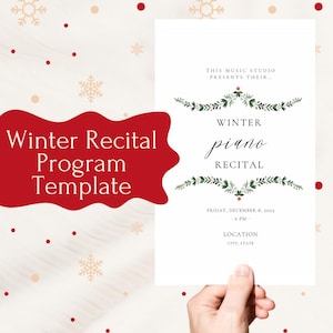 Puede incluir: Una plantilla de programa imprimible para un recital de piano de invierno. La plantilla presenta una corona verde y roja con el texto "Winter Piano Recital" en un cuadro blanco. El texto "This Music Studio Presents Their..." está en la parte superior de la página. La fecha, la hora y la ubicación se enumeran en la parte inferior de la página.