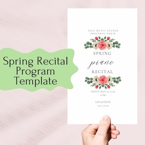 Puede incluir: Una plantilla de programa imprimible para un recital de piano de primavera. La plantilla presenta un diseño floral con flores rosas y blancas y hojas verdes. El texto dice "This Music Studio Presents Their Spring Piano Recital" e incluye la fecha y la hora del recital, así como un espacio para la ubicación.