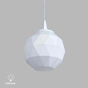 Könnte beinhalten: Eine weiße, geometrische Pendelleuchte mit einem facettierten, kugelförmigen Schirm. Das Licht hängt an einem dünnen Kabel und hat eine konische Oberseite. Der Text "Licht aus" ist unten links sichtbar.