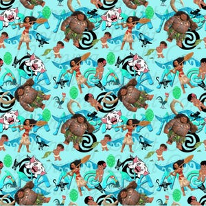 Op de afbeelding: Een herhalend patroon op een lichtblauwe achtergrond met personages uit een populaire animatiefilm. Het ontwerp bevat cartoonfiguren van een gespierde man, een varken, een meisje met een peddel en andere personages. Het patroon bevat ook gestileerde oceaangolven en spiraalmotieven.