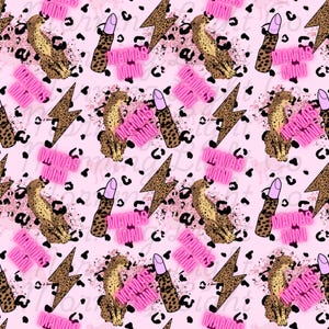 Può includere: Motivo ripetuto su sfondo rosa con ghepardi, rossetti e fulmini. Il testo "MAMAS MINI" è in neon rosa. Macchie di stampa leopardata nera e accenti glitter rosa completano il design.