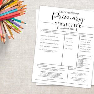 Puede incluir: Un boletín blanco titulado "Fieldcrest Ward Primary Newsletter Enero 2021" con un calendario, un programa de lecciones y una lista de cumpleaños. Una colección de lápices de colores está en la esquina superior izquierda.