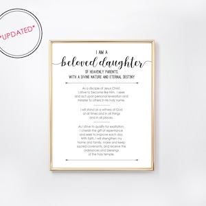 Peut inclure: Une impression murale imprimable en noir et blanc avec un cadre doré. L'impression présente une citation sur le fait d'être une fille bien-aimée de parents célestes avec une nature divine et une destinée éternelle. La citation comprend une liste d'actions à poursuivre, telles que la recherche de la révélation personnelle et le témoignage de Dieu.