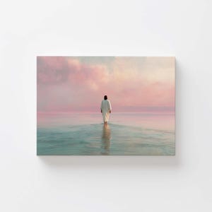 Puede incluir: Imagen serena de una persona con una túnica blanca caminando en aguas poco profundas. El cielo es una mezcla de tonos rosas y azules, reflejados en el agua. La escena evoca una sensación de paz y tranquilidad.