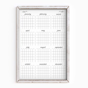 Op de afbeelding: Een printbare kalender met een raster voor elke maand van het jaar. De maanden zijn gelabeld van januari tot en met december. De kalender is wit ingelijst.