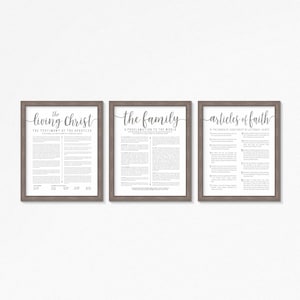 Puede incluir: Tres impresiones enmarcadas con texto gris sobre un fondo blanco. Las impresiones se titulan "El Cristo Viviente", "La Familia: Una Proclamación al Mundo" y "Artículos de Fe de La Iglesia de Jesucristo de los Santos de los Últimos Días".