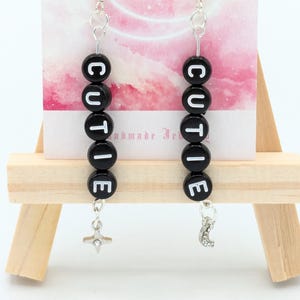 Pendientes con letras adorables y dijes