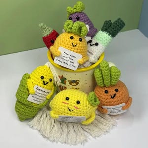 コレクション用人形 7 個、8 個、9 個、または 11 個の手編み装飾カード セット: 野菜や果物のかわいいクリエイティブなホリデー シンボル。