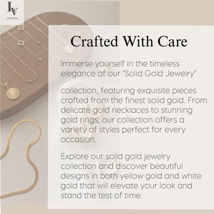 Puede incluir: Una exhibici&oacute;n de collares y joyas de oro. La imagen incluye el texto "Crafted With Care" y promociona una colecci&oacute;n de "Solid Gold Jewelry". Las joyas incluyen collares y anillos en oro amarillo y blanco.