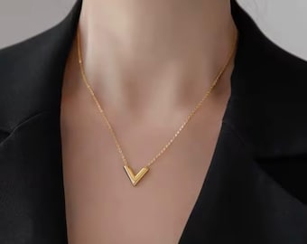 Collar con colgante en forma de V de oro macizo de 18 quilates: elegante estilo hip hop.