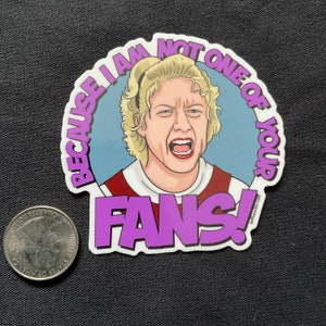 Op de afbeelding: Een sticker met een cartoonvrouw met blond haar die schreeuwt "BECAUSE I AM NOT ONE OF YOUR FANS!" in paarse letters. De vrouw draagt een rood-wit shirt en heeft een blauwe achtergrond.