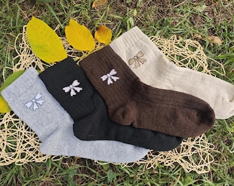 Calcetines de mujer con lazo, aislados con rizo.