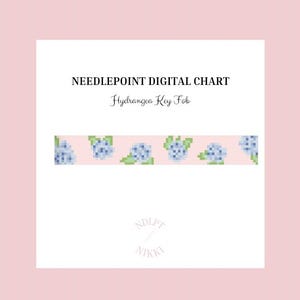 Op de afbeelding: Een digitale kruissteekkaart getiteld "Hydrangea Key Fob" op een witte achtergrond, met een roze rand. Het ontwerp toont een herhalend patroon van blauwe hortensiabloemen en groene bladeren. De afbeelding bevat ook het logo van de ontwerper.