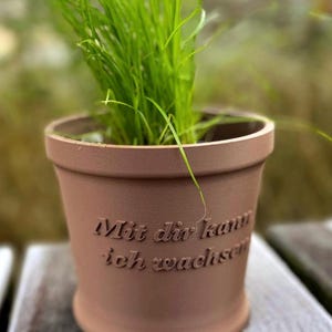 Personalisierter Blumentopf in Holz-Optik, klassisches Design als Übertopf/Vase; Individuell beschriftet, 3D-gedruckt
