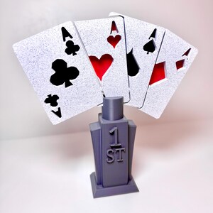 Poker Pokal - “1st” Pokertrophäe - Farbiger Pokal für Kartenspiele - Erster Platz - Trophäe mit 4 Assen