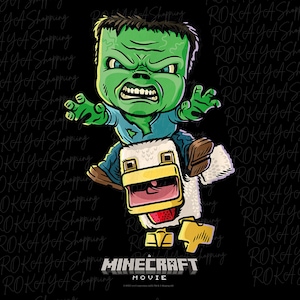 Puede incluir: Un personaje de dibujos animados verde que se parece a Hulk montando un pollo blanco con un pico amarillo y una papada roja. El fondo es negro con el texto "MINECRAFT MOVIE" en una fuente pixelada.