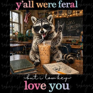 Puede incluir: Gráfico digital que muestra un mapache con gafas de sol bebiendo café helado y haciendo el gesto de rock-on. El texto dice "y'all were feral but I low key love you". Hay libros y un cuaderno sobre el escritorio.