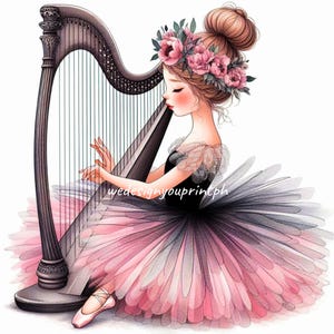 Może przedstawiać: Młoda dziewczyna w różowej baletce i koronie z kwiatów gra na harfie. Harfa jest czarna i srebrna ze strunami. Dziewczyna ma na sobie czarną bluzkę z koronkowym wykończeniem. Tło jest białe.