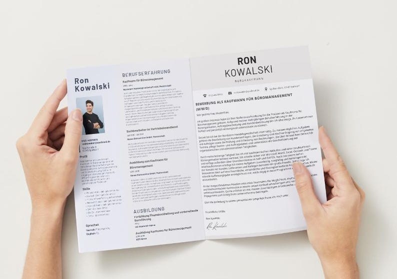 Puede incluir: Un documento de curr&iacute;culum profesional de dos p&aacute;ginas para Ron Kowalski, que presenta un retrato en blanco y negro, datos de contacto, experiencia laboral, educaci&oacute;n y una carta de presentaci&oacute;n impresa en negro sobre fondo blanco.