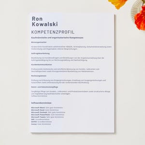 Puede incluir: Un documento blanco titulado Ron Kowalski KOMPETENZPROFIL que presenta secciones sobre habilidades administrativas y organizativas, procesamiento de pedidos, comunicaci&oacute;n con el cliente, contabilidad, gesti&oacute;n de datos y una lista de conocimientos de software.