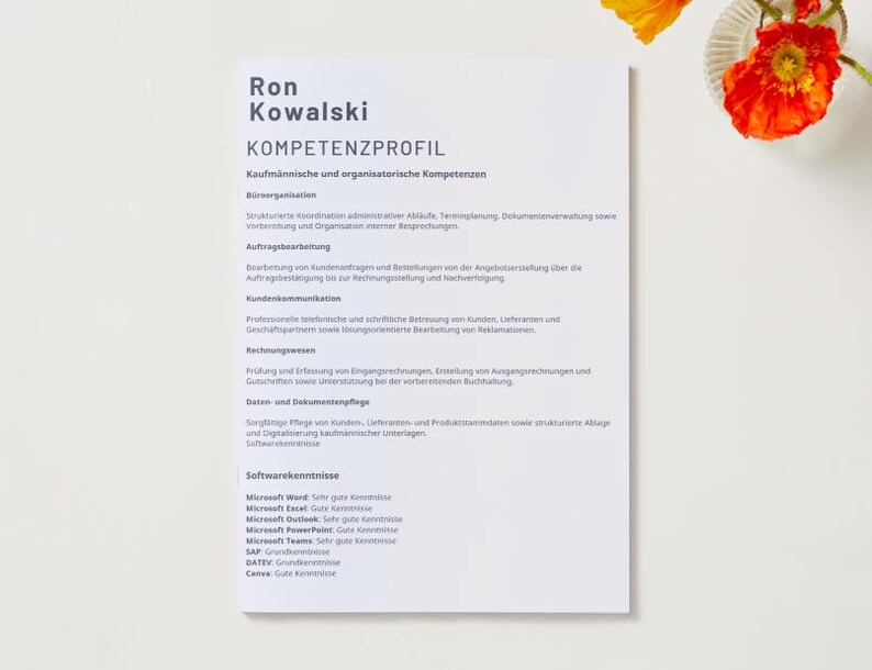Puede incluir: Un documento blanco titulado Ron Kowalski KOMPETENZPROFIL que presenta secciones sobre habilidades administrativas y organizativas, procesamiento de pedidos, comunicaci&oacute;n con el cliente, contabilidad, gesti&oacute;n de datos y una lista de conocimientos de software.
