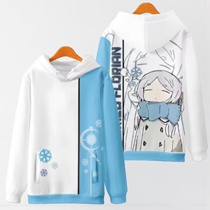 Może przedstawiać: Biała i jasnoniebieska bluza z kapturem z postacią z kreskówki. Bluza ma podzielony design z białym korpusem i jasnoniebieskim rękawem. Tył bluzy ma dużą grafikę postaci. Tekst "MISS FLORIAN" jest wydrukowany na rękawie.