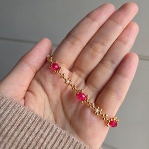 Gouden sierlijke bloemarmband kralen, handgemaakt elegant vrouwelijk, sieraden roestvrijstalen armband, cadeau voor haar, verjaardagscadeau, gratis verzending