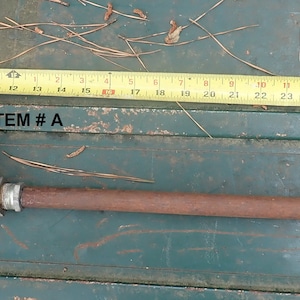 Może przedstawiać: Wiatrownica do benzyny vintage wykonana z metalu z uchwytem i długim, zardzewiałym metalowym wylewką. Wiatrownica ma około 76 cm długości i jest oznaczona "ITEM # A".