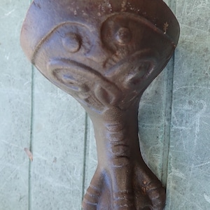 One Beautiful Antique Cast Iron Bath Clawfoot Tub Leg Feet Part for Vintage Bath Tub Restoration (2LE)