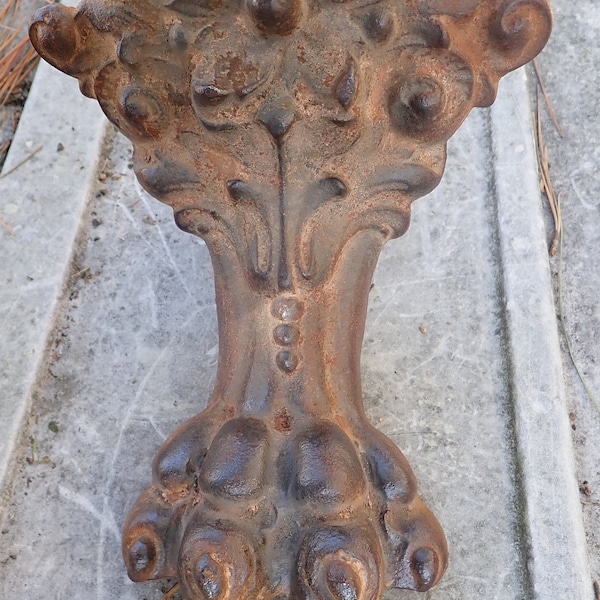 One Beautiful Ornate Antique Cast Iron Bath Clawfoot Tub Leg Feet Part for Vintage Bath Tub Restoration (FF3)