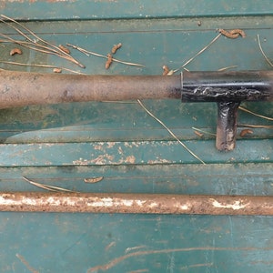 Vintage Yard Garden Hose Guide Guard Stake | Część 8N i krowi dzwonek | Rustykalny metalowy wystrój