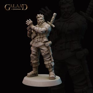 Puede incluir: Una figura detallada, de color claro, de un guerrero masculino, posando con las manos juntas y una espada en la espalda. La figura está sobre una base redonda, con la palabra "GALAAD" en la esquina superior izquierda. Una copia sombreada está en el fondo.