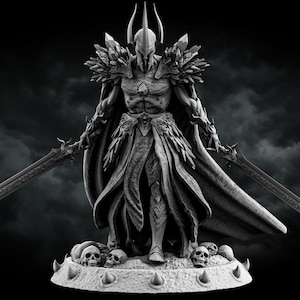 以下が含まれることがあります： 2本の剣を持つ戦士の姿のグレースケール像。戦士は鎧、マント、高いスパイクのヘルメットを着用しています。像は頭蓋骨とスパイクのある台座に立っています。Stormbornのロゴが左上にあります。