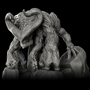 Op de afbeelding: Een grijs, monsterlijk wezen met grote hoorns, een skeletachtig gezicht en klauwachtige handen en voeten. Het wezen poseert op een rotsachtig oppervlak, met een gedetailleerd, gestructureerd uiterlijk. De achtergrond is zwart.
